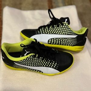 Puma Adreno III IT Jr indoor soccer shoes.  Size 5 GUC